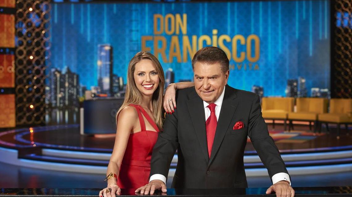 Fotografía cedida en donde aparece Don Francisco con su nueva compañera Jessica Carrillo posando el 22 de septiembre 2016, durante la grabación del programa "Don Francisco te invita" en los Estudios Cisneros en Miami, Florida.
