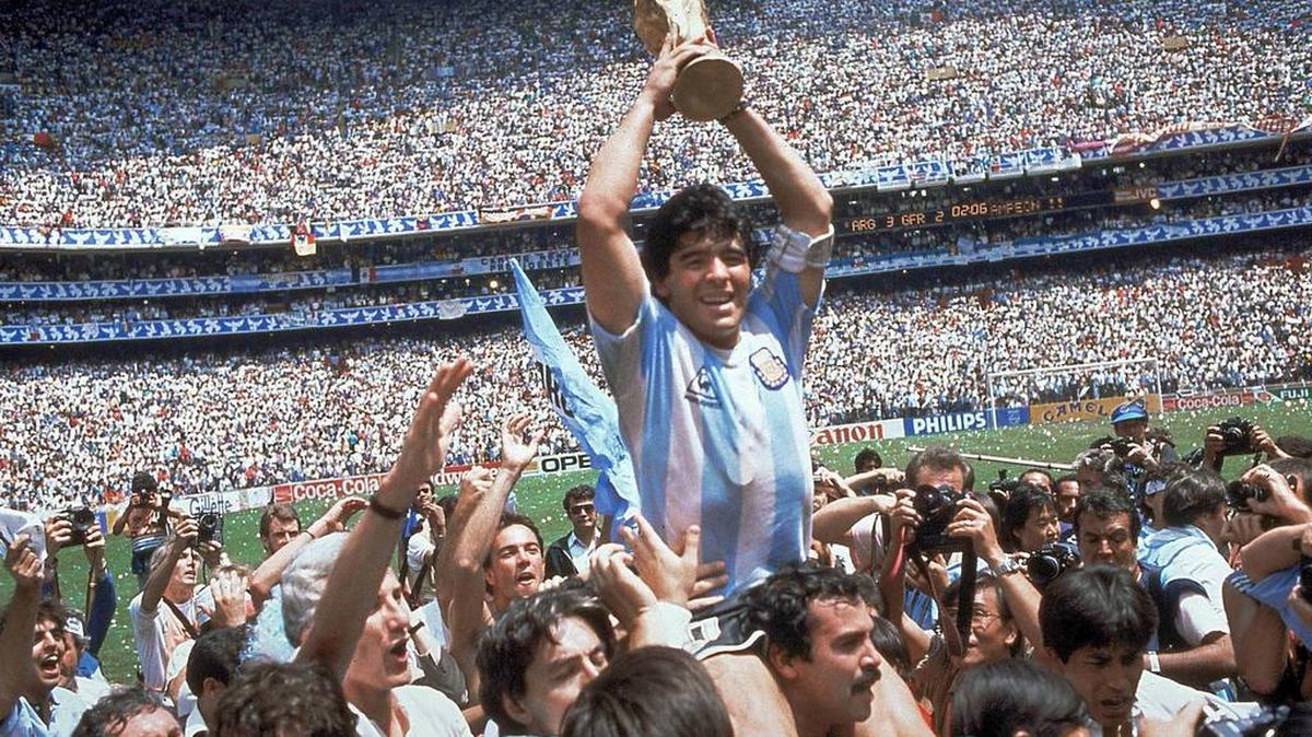 Foto del 29 de junio de 1986, Diego Maradona, sostiene el trofeo, después de que Argentina venciera a Alemania Occidental por 3-2 en el estadio Atzeca, en la Ciudad de México.
