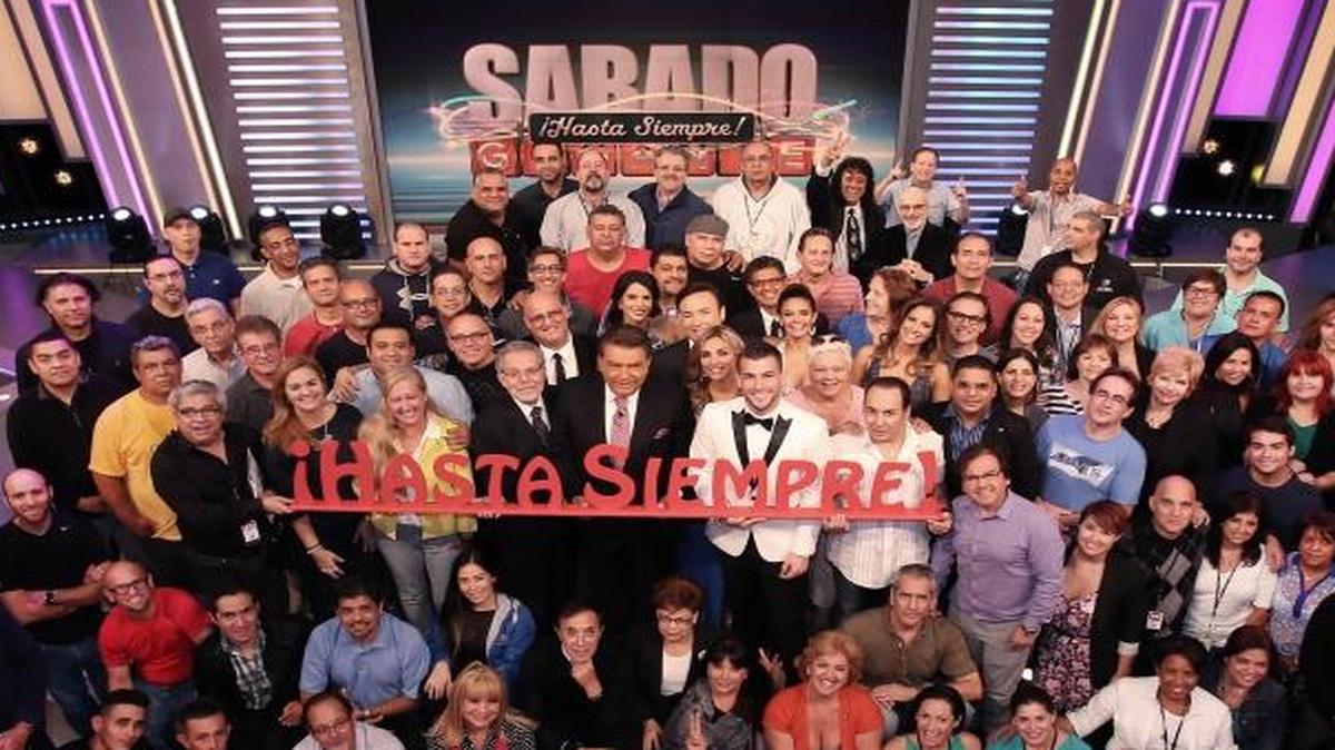 
Don Francisco (centro) con el equipo de ‘Sábado Gigante’, que transmite su último programa por Univisión este sábado 19.
