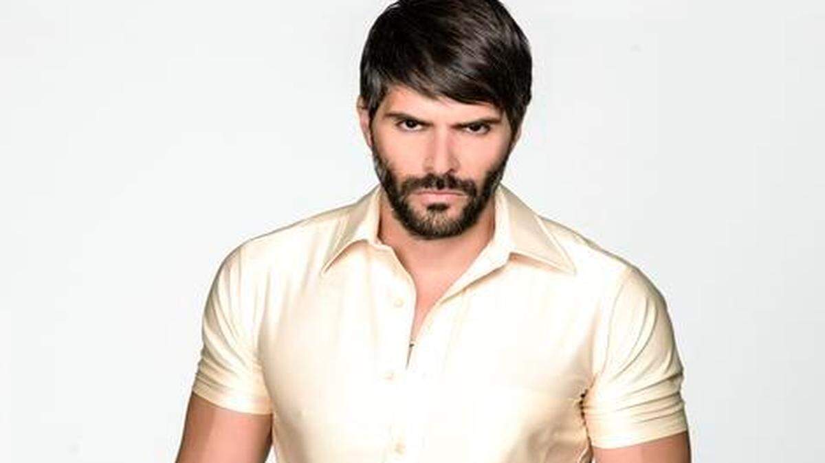
JUAN PABLO LLANO, VILLANO DE ‘DUEÑOS DEL PARAÍSO’, TELEMUNDO, 10 P.M.
