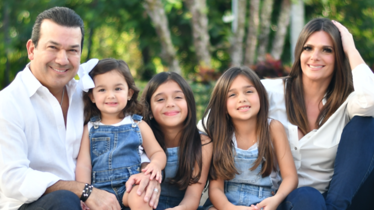 Mario Andrés Moreno y Bárbara Bermudo con sus hijas Sofía Andrea, Mia Andrea y Camila Andrea.