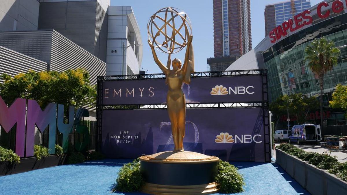 Una estatua gigante del premio Emmy adorna la entrada al área de llegada de la alfombra dorada para la 70ª entrega anual de Premios Emmy en el Teatro Microsoft en Los Ángeles, California, 16 de septiembre 2018.
