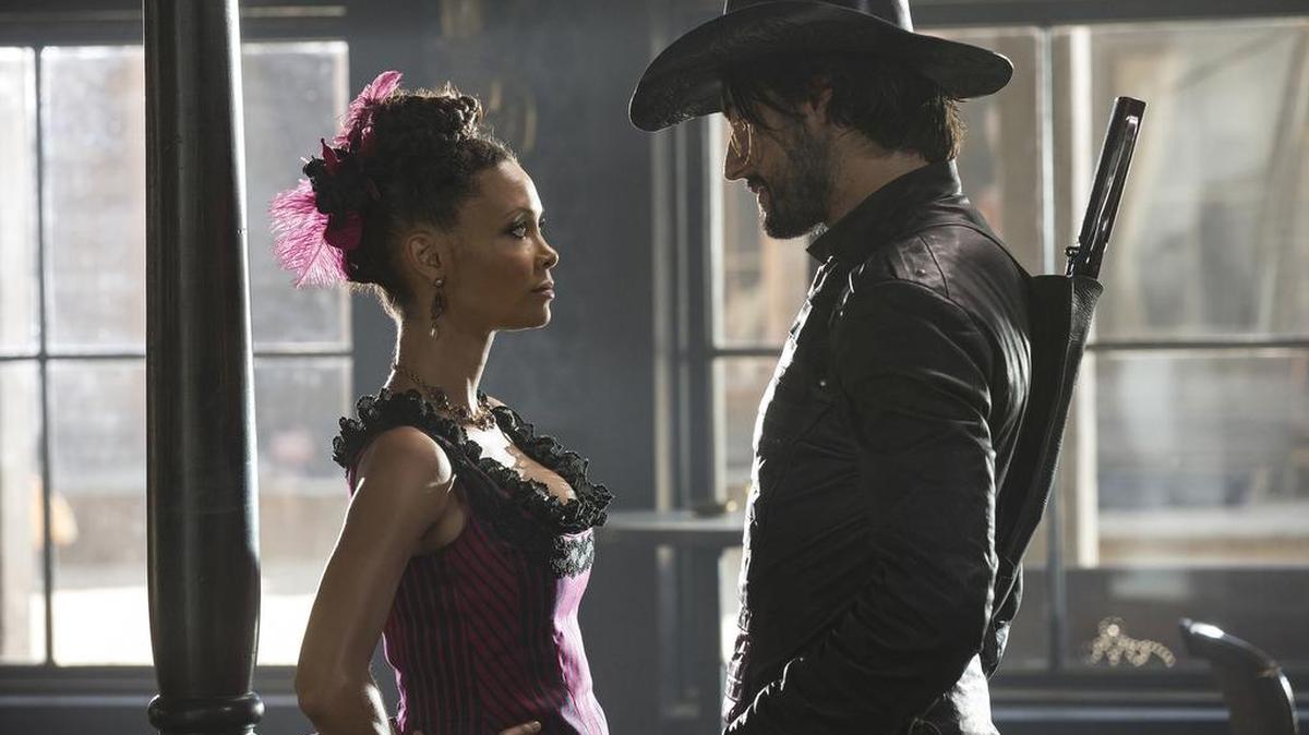 Thandie Newton y Rodrigo Santoro en "Westworld".