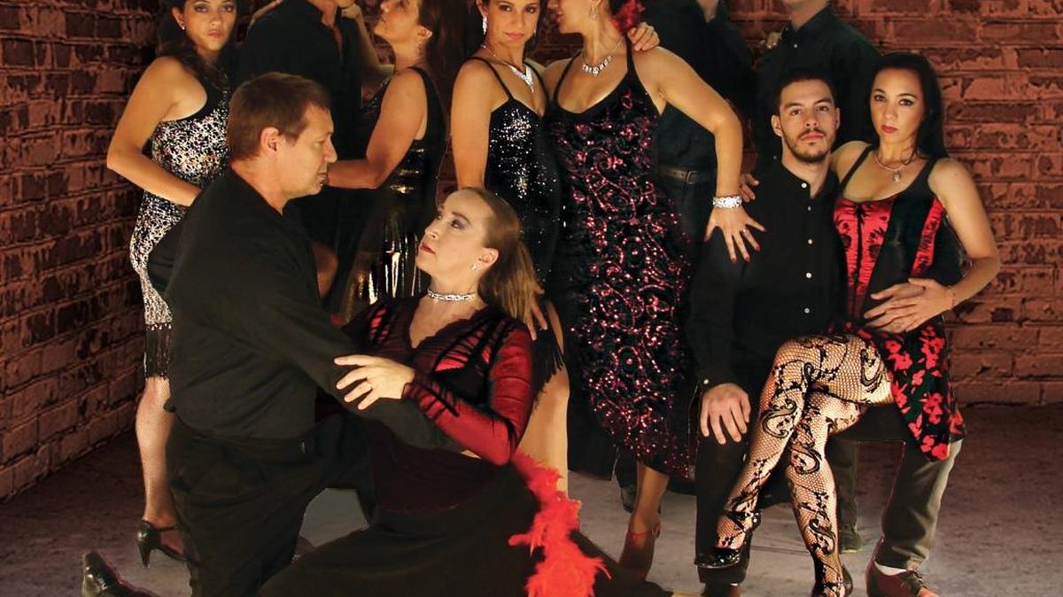 Grupo de ‘Tango Bravo’, por la Compañía de Danza Tango Times, con Roxana y Oscar al frente.