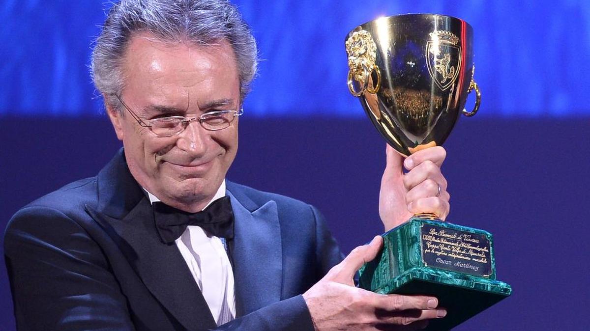 El actor Oscar Martinez sostiene su Copa Volpi por su interpretación en “El Ciudadano Ilustre” en el festival de Venice 73 el 10 de septiembre de 2016.