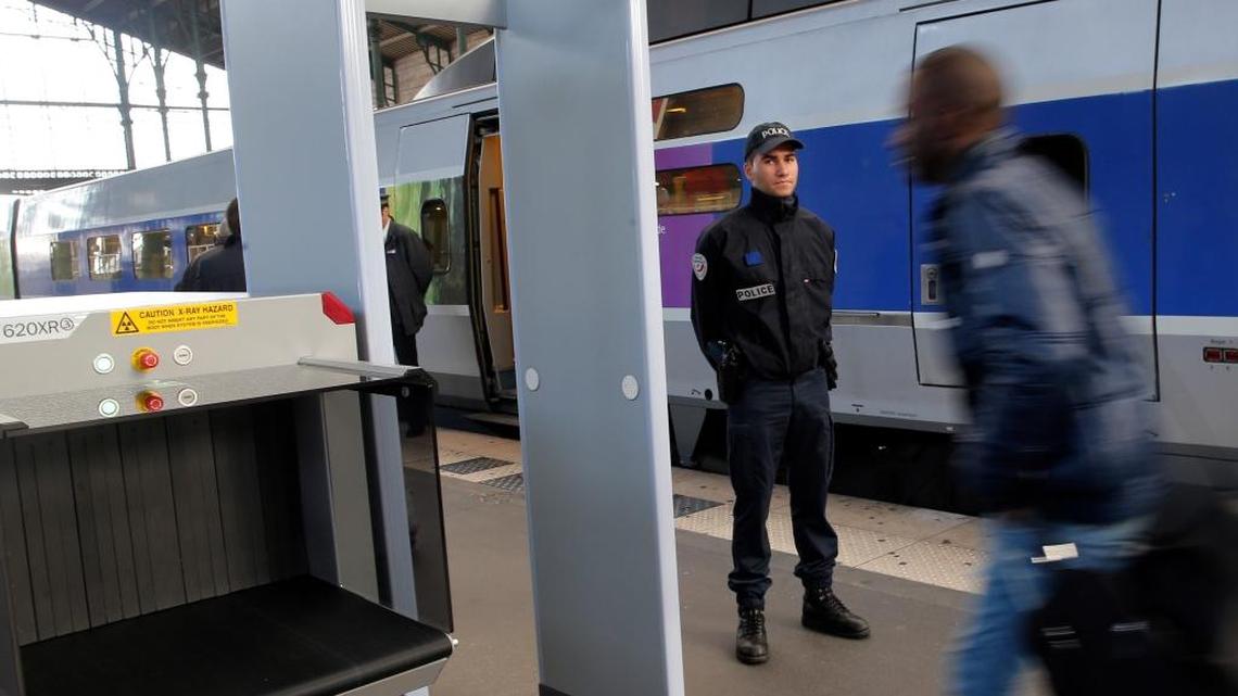 Un policía hace guardia junto a uno de los nuevos detectores de metales instalados en la estación de trenes Grare du Nord, en París, el 17 de diciembre. La seguridad se ha reforzado en el país desde los ataques terroristas en noviembre, uno de los hechos más importantes del 2015.