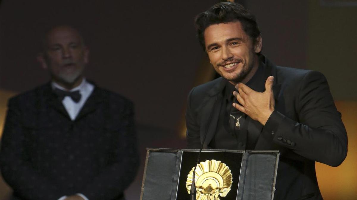 El director y actor James Franco recoge hoy la Concha de Oro a la Mejor Película por "The Disaster Artist", durante la gala de clausura de la 65 edición del Festival Internacional de Cine de San Sebastián.
