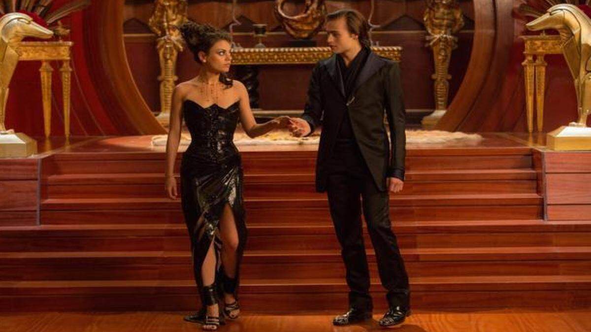 
Mila Kunis y Douglas Booth en ‘Jupiter Ascending’, dirigida por Lana y Andy Wachowski. 
