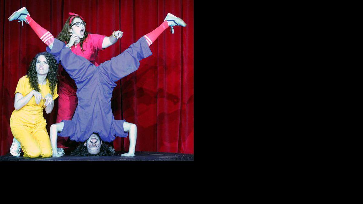 
Alejandra Otero, Nadia Maria y Ron Chavez, de la companía de improvisación teatral venezolana Improvisto. 
