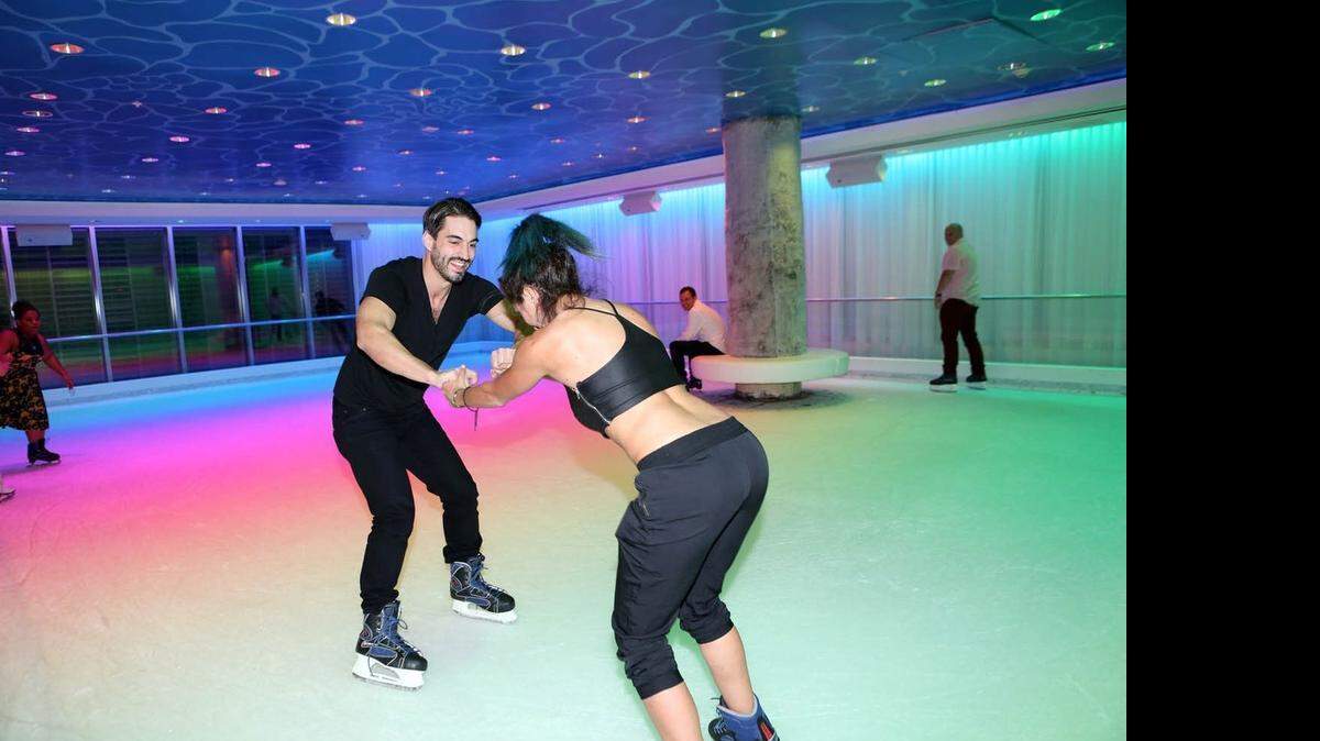 
Luke Siwulo y Nusha Agahi ensayan su destreza en la pista de patinaje.
