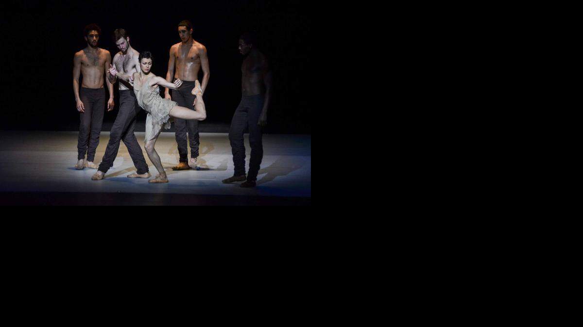 
Kara Wilkes con Michael Montgomery, Robb Beresford, Shuaib Elhassan y Jeffrey Van Sciver de Alonzo King LINES Ballet en ‘Writing Ground’ en el South Miami-Dade Cultural Arts Center.
