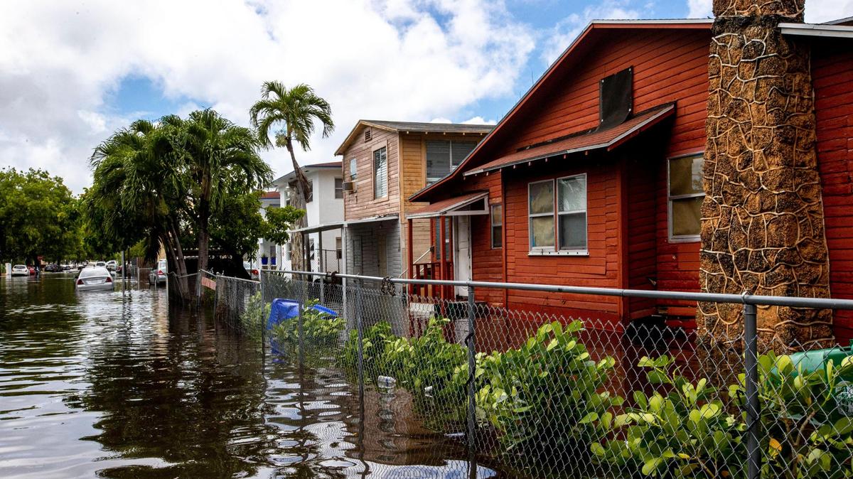 Después de las fuertes lluvias del pasado mes de junio de 2022 en el vecindario de La Pequeña Habana, en Miami, las inundaciones cubrieron toda la zona. Muchas casas en zonas antiguas como esta son vulnerables a las inundaciones y las nuevas estructuras elevadas cercanas pueden aumentar potencialmente los riesgos de inundación.