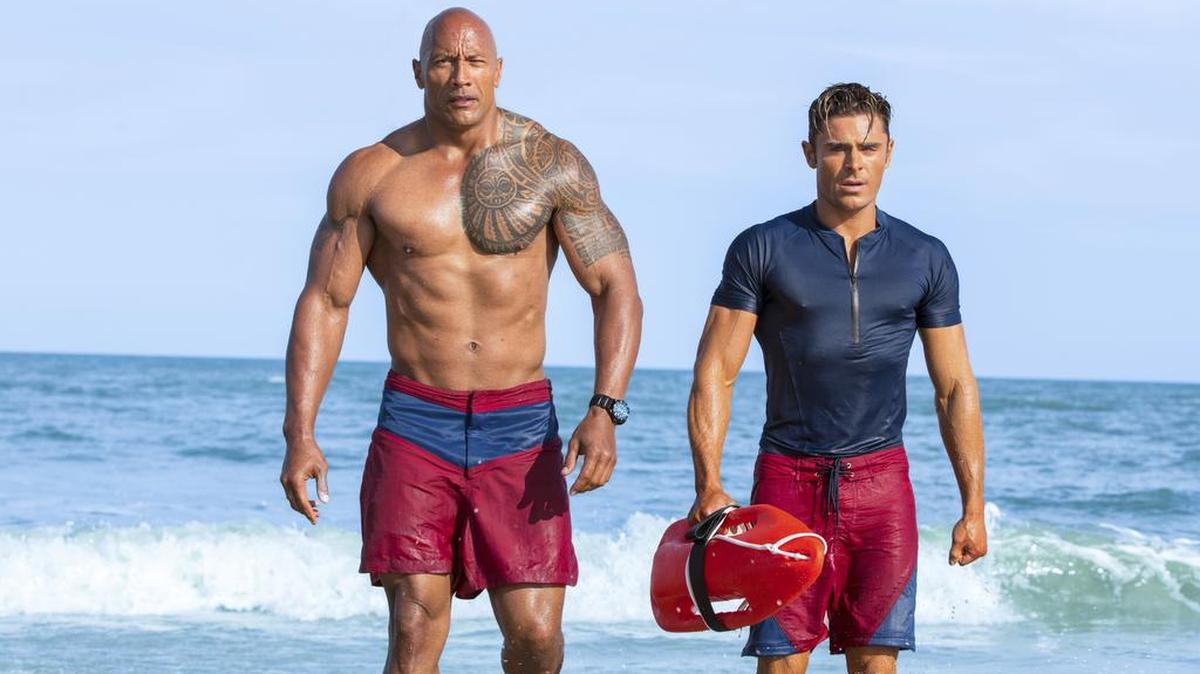 Dwayne Johnson y Zac Efron en la película “Baywatch”.