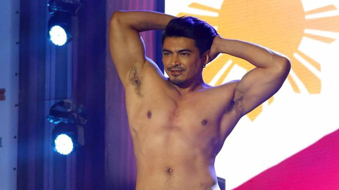 El filipino John Fernández, ganador del "Mister Gay World 2017", durante su actuación esta noche en la gala celebrada el 10 de mayo en la localidad de Maspalomas, en Gran Canaria.