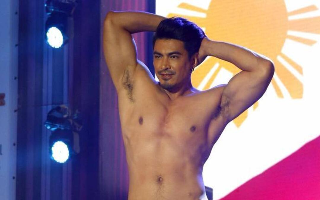 El filipino John Fernández, ganador del "Mister Gay World 2017", durante su actuación esta noche en la gala celebrada el 10 de mayo en la localidad de Maspalomas, en Gran Canaria.