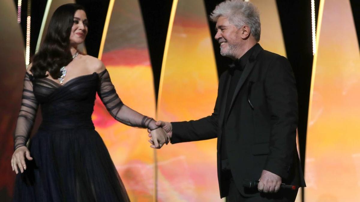 La actriz italiana Mónica Bellucci y el director español y presidente del jurado Pedro Almodovar durante la inauguración de la edición 70 del Festival de Cine de Cannes en el sur de Francia, el miércoles 17 de mayo de 2017.
