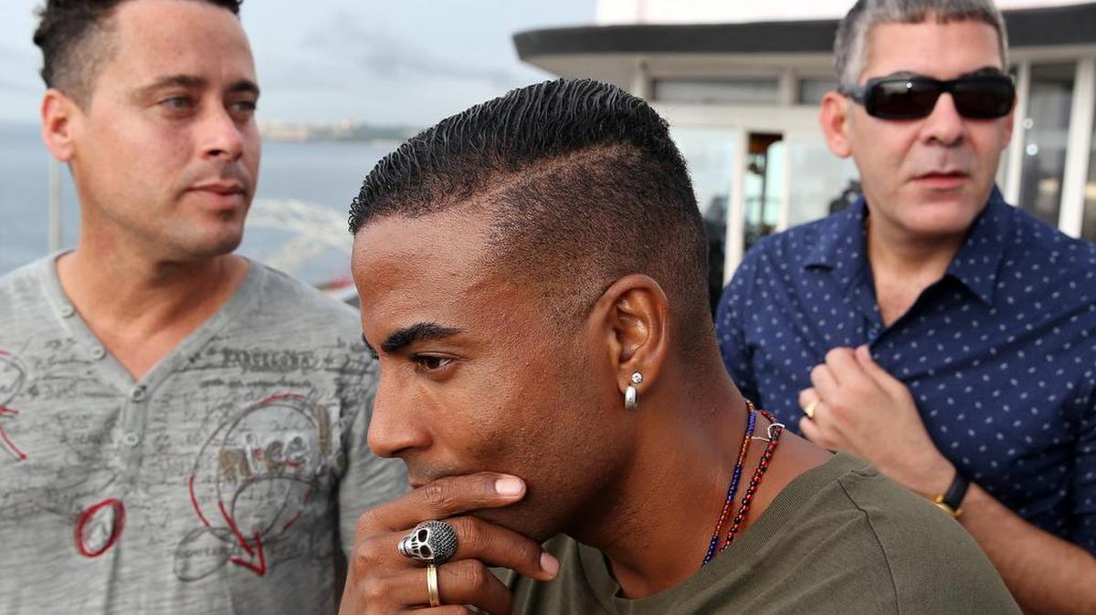 Fotografía del 22 de junio de 2016 de los integrantes del grupo de hip hop cubano Orishas, Yotuel Romero (c), Roldán González (d) e Hiram Riverí (i), durante una entrevista con Efe el en La Habana (Cuba). "Orishas", la famosa banda cubana de hip hop, regresa este verano a los escenarios internacionales tras un silencio de siete años, mientras preparan una gira y un disco del reencuentro para marcar el "segundo capítulo" de su historia musical con la apuesta de lograr una "revolución musical".