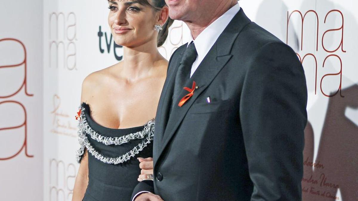 
La actriz Penélope Cruz y el realizador Julio Medem, a su llegada a la première de su último trabajo, ‘Ma ma’, en los cines Capitol de Madrid. 
