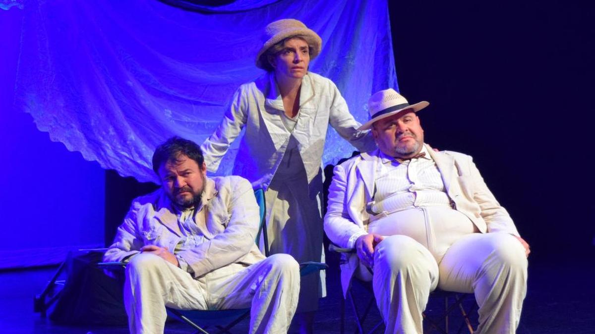 Fotografía del 21 de julio de 2017 donde se ven, de izquierda a derecha, el actor hondureño Edgar Valeriano, la actriz guatemalteca Patricia Orantes y el salvadoreño Omar Renderos en una escena de la obra "Tres viejos mares" durante un ensayo con vestuario en el Miami Dade County Auditorium en Miami (FL, EEUU).