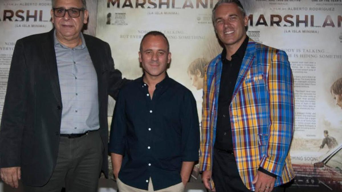 
Orlando Rojas, programador y mánager del Teatro Tower, el actor Javier Gutiérrez y Jaie Laplante, director del Festival Internacional de Cine de Miami, en la presentación de ‘La isla mínima’, en el Teatro Tower del MDC.
