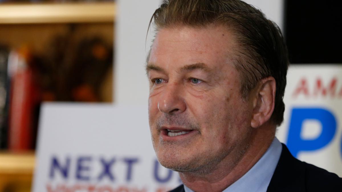 ARCHIVO - El actor Alec Baldwin, habla con simpatizantes de Amanda Pohl, candidta al senado de Virginia en Midlothian, Virginia el 22 de octubre de 2019. Fiscales anunciaron el 19 de enero de 2023 que acusarán a Baldwin de homicidio culposo por la muerte de una cinefotógrafa en el set de su película “Rust”. (Foto AP/Steve Helber, archivo)