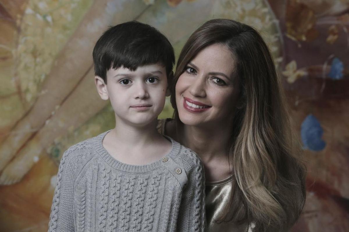 Alejandra Molina con su hijo Brandon, de 6 años