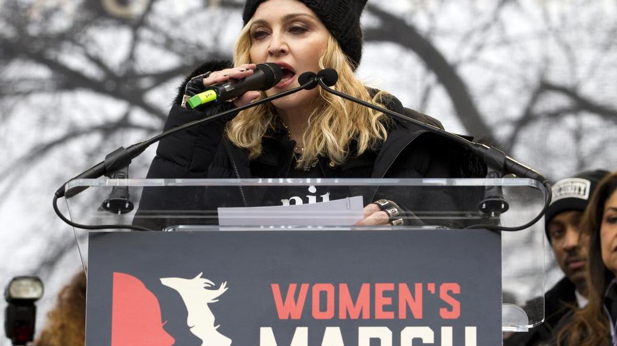 Madonna habla durante la Marcha de Mujeres en Washington, sábado, 21 de enero de 2017, en Washington