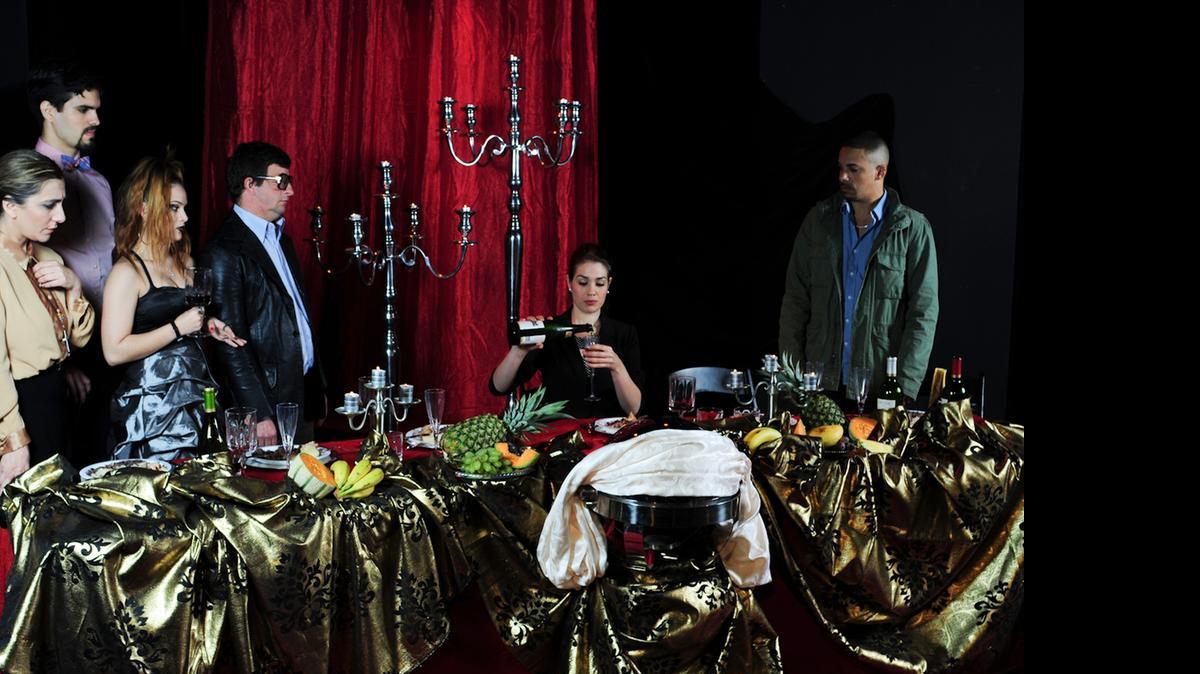 
Florencia Loguzzo, Rodolfo Jaspe, Deborah Mesa, Mariano Díaz, Magyani Medina y Luis Fuentes en ‘Cena para seis’.
