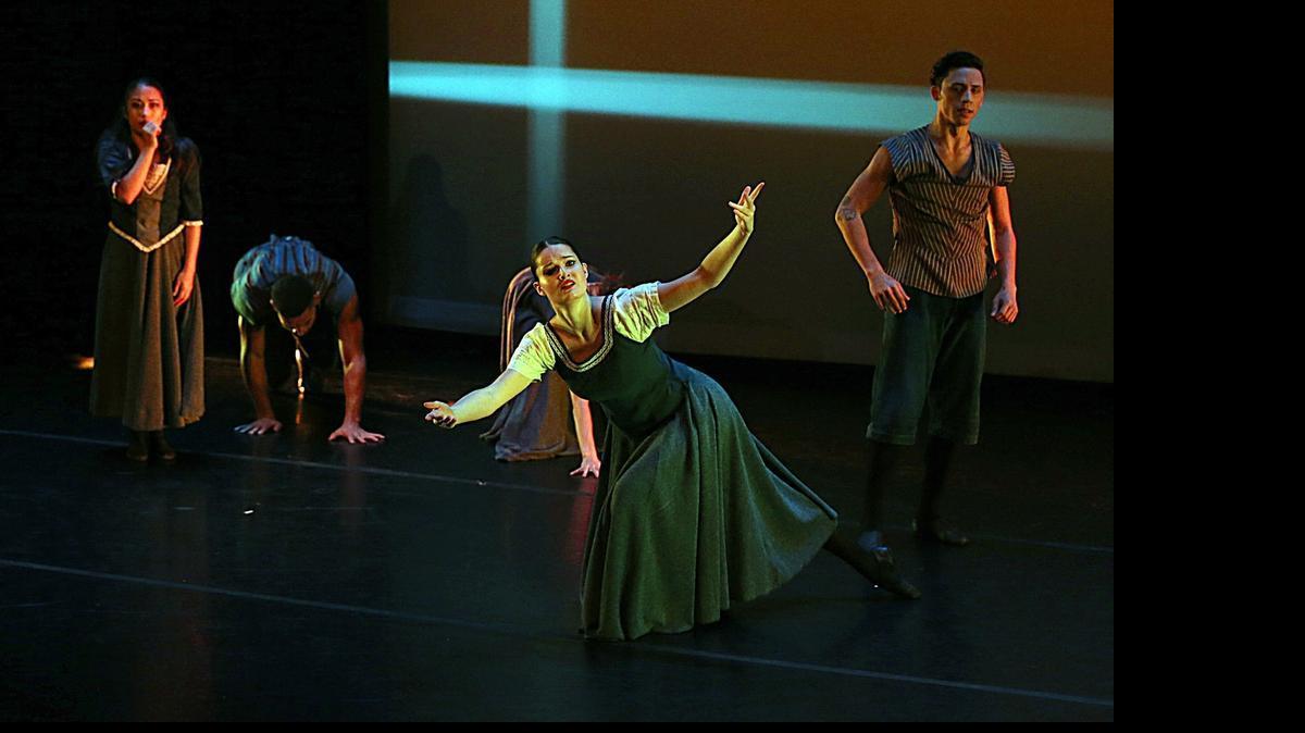 
Bailarines de Dance Now Miami interpretan ‘Odisea’, una coreografía de Carolyn Dorfman, en el programa ‘Into the Heat’ en Little Haiti Cultural Complex.
