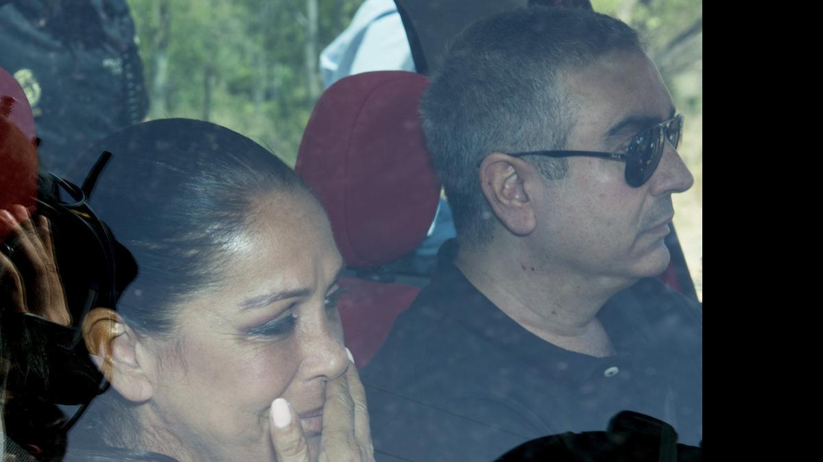 
La cantante Isabel Pantoja acompañada de su hermano Agustín, dentro del coche que le ha llevado de regreso al Centro Penitenciario de Mujeres de Alcalá de Guadaira (Sevilla), en el que ha ingresado para seguir cumpliendo la condena de dos años por blanqueo de capitales, después de haber disfrutado de su primer permiso penitenciario de cuatro días.
