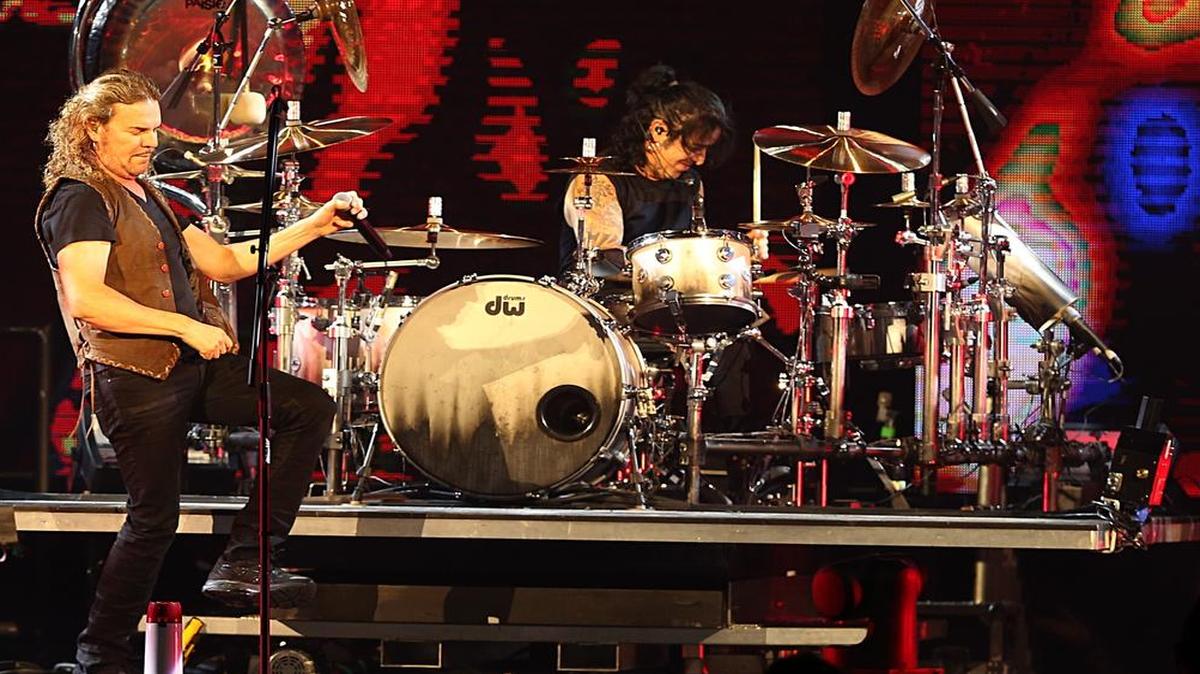 
El vocalista y guitarrista de Maná Fher Olvera y el baterista Alex González, en el concierto de la banda mexicana en Miami, durante la gira ‘Cama incendiada’.
