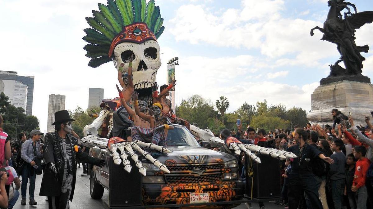Miles de personas acompañan a las carrozas en el desfile celebrando el Día de los Muertos el sábado en Ciudad de México. El evento fue promocionado por la alcaldía e inspirado por la película “Spectre” de James Bond.