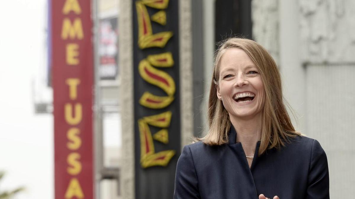 La actriz y directora de cine Jodie Foster desvela el 4 de mayo de 2016, su estrella en el célebre Paseo de la Fama de Hollywood (Los Ángeles, EE.UU.), en una breve ceremonia en la que estuvo acompañada por la también intérprete Kristen Stewart.