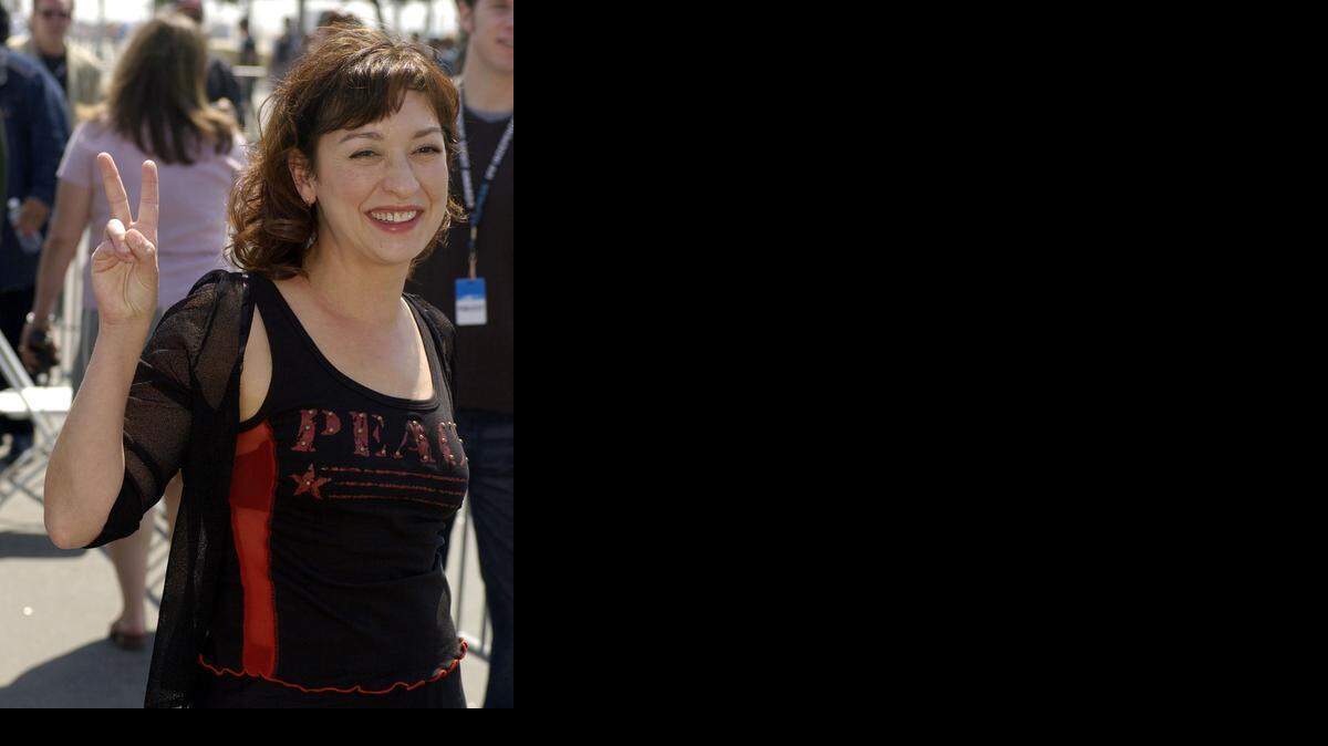 
Elizabeth Peña llegando a los Independent Spirit Awards del 2003, en Santa Monica, California. 

