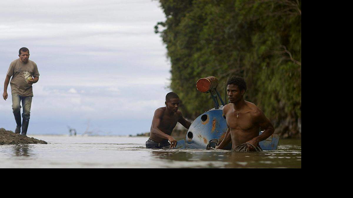 
Jarlin Martínez y Cristian Advíncula (al frente) en el filme colombiano ‘Manos sucias’, dirigido por Josef Kubota Wladyka.

