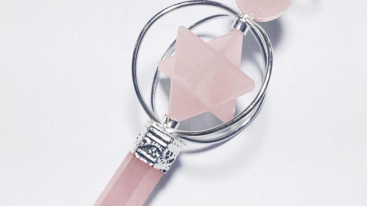 Libra: Comienza por recibir el año con ropa nueva, preferiblemente de color rosado, como también puedes llevar contigo una piedra de cuarzo rosa o un ópalo.