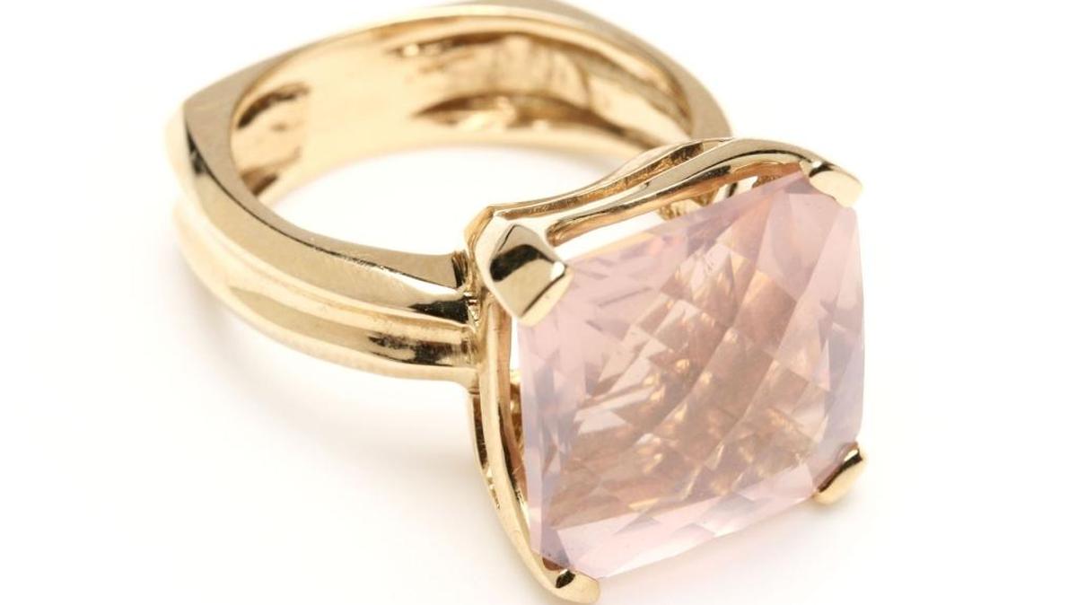 Libra: Comienza por recibir el año con ropa nueva, preferiblemente de color rosado, como también puedes llevar contigo una piedra de cuarzo rosa o un ópalo.