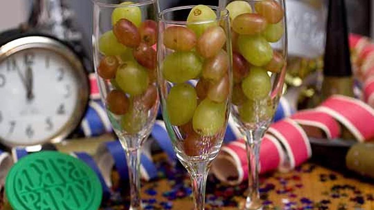 Acuariano: No olvides saborear las doce uvas al finalizar el año y recibir el 2018.