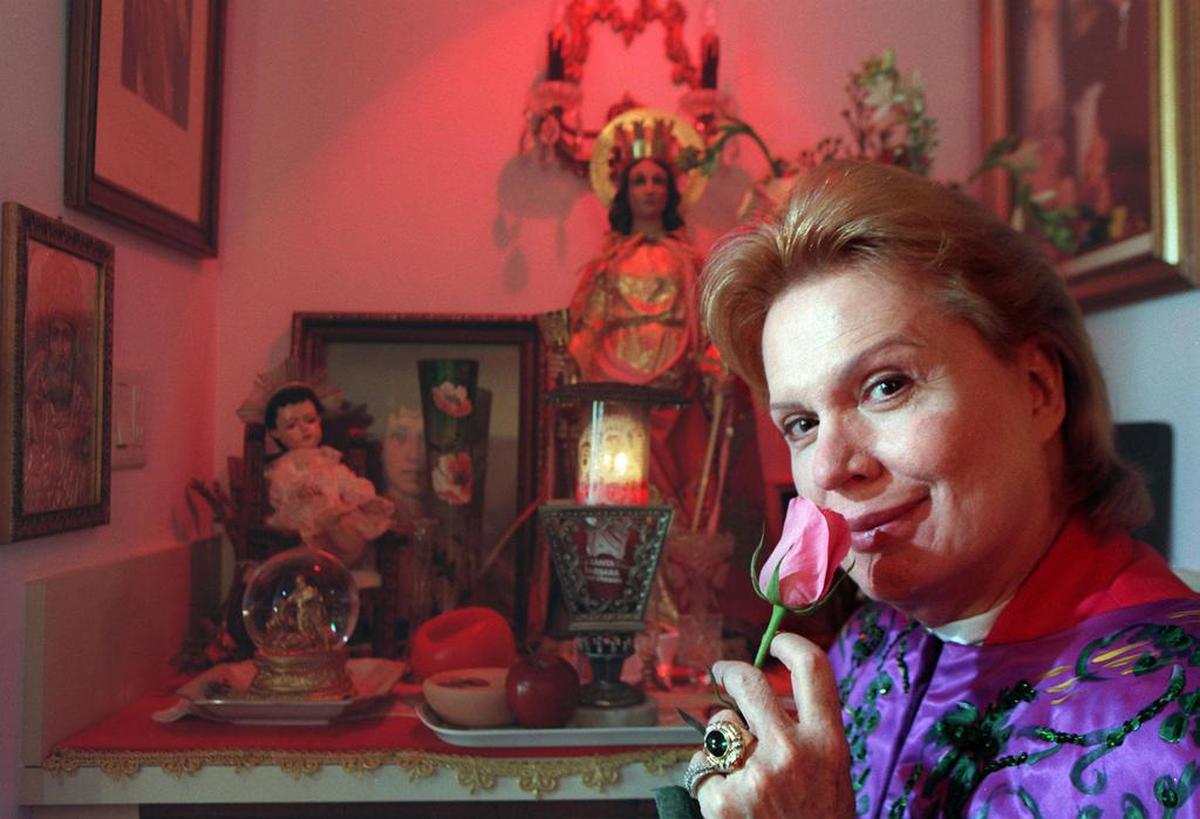 Walter Mercado frente a su altar a Santa Bárbara, el 26 de marzo de 1997.