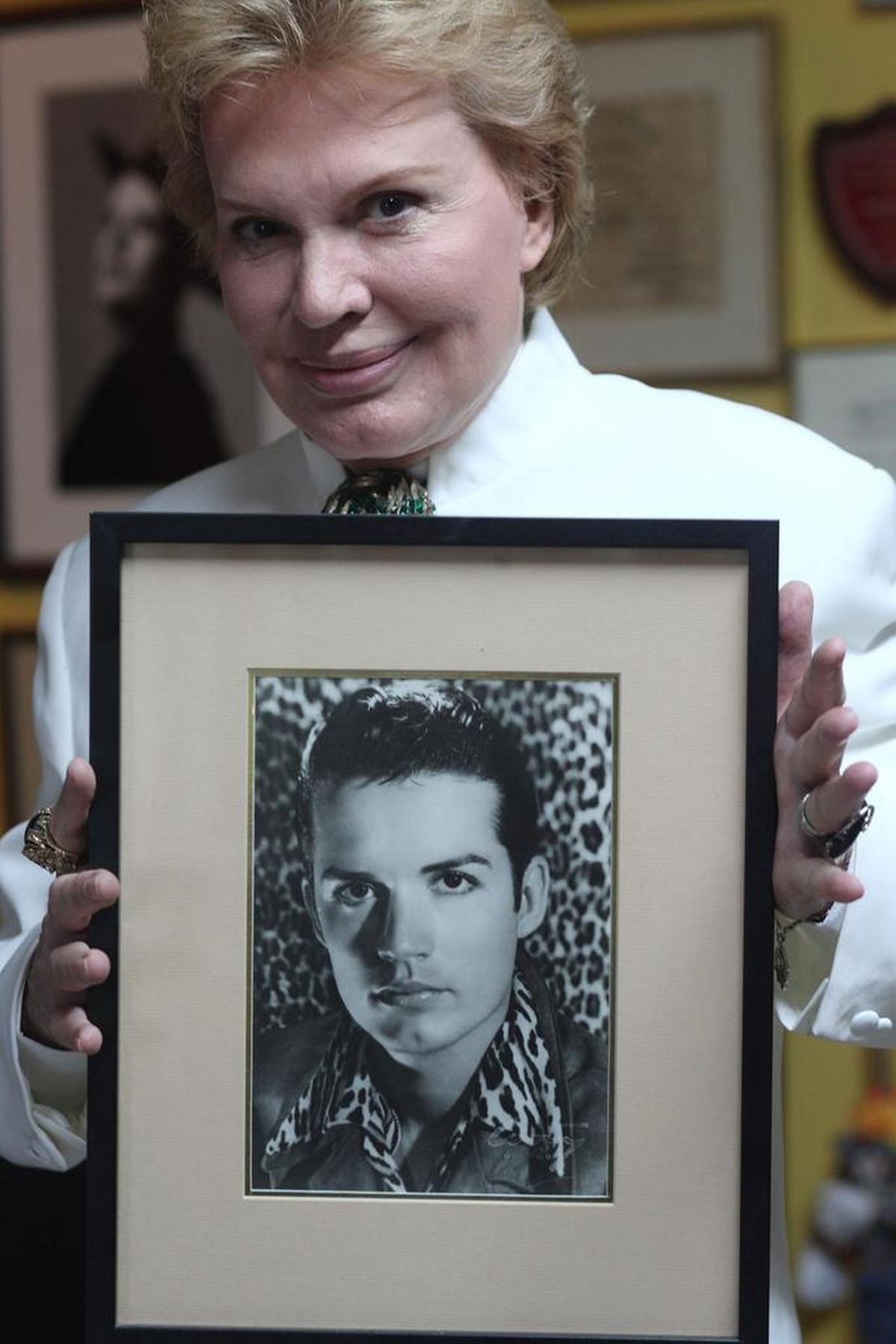 Walter Mercado, con un retrato de él cuando era un joven actor, el 14 de enero de 2009.
