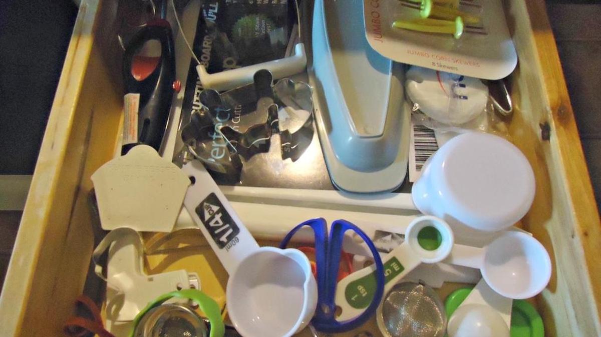 Géminis, comienza el día 31 de diciembre con una limpieza general de gavetas, armarios, roperos, estantes y regala, bota o vende todo lo que no necesites o te traiga recuerdos tristes.