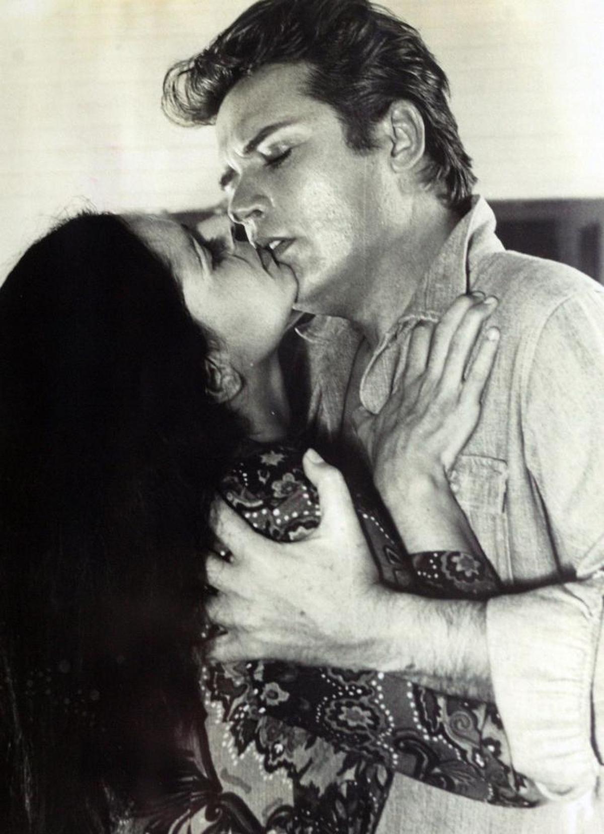 Retrato de Walter Mercado cuando era un actor de telenovelas, con la actriz Estela de la Lastra.