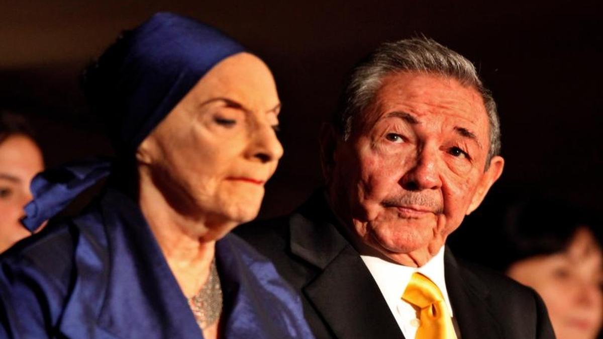 Alonso y el gobernante cubano Raúl Castro, en el Festival Internacional de Ballet de La Habana, en el 2010.