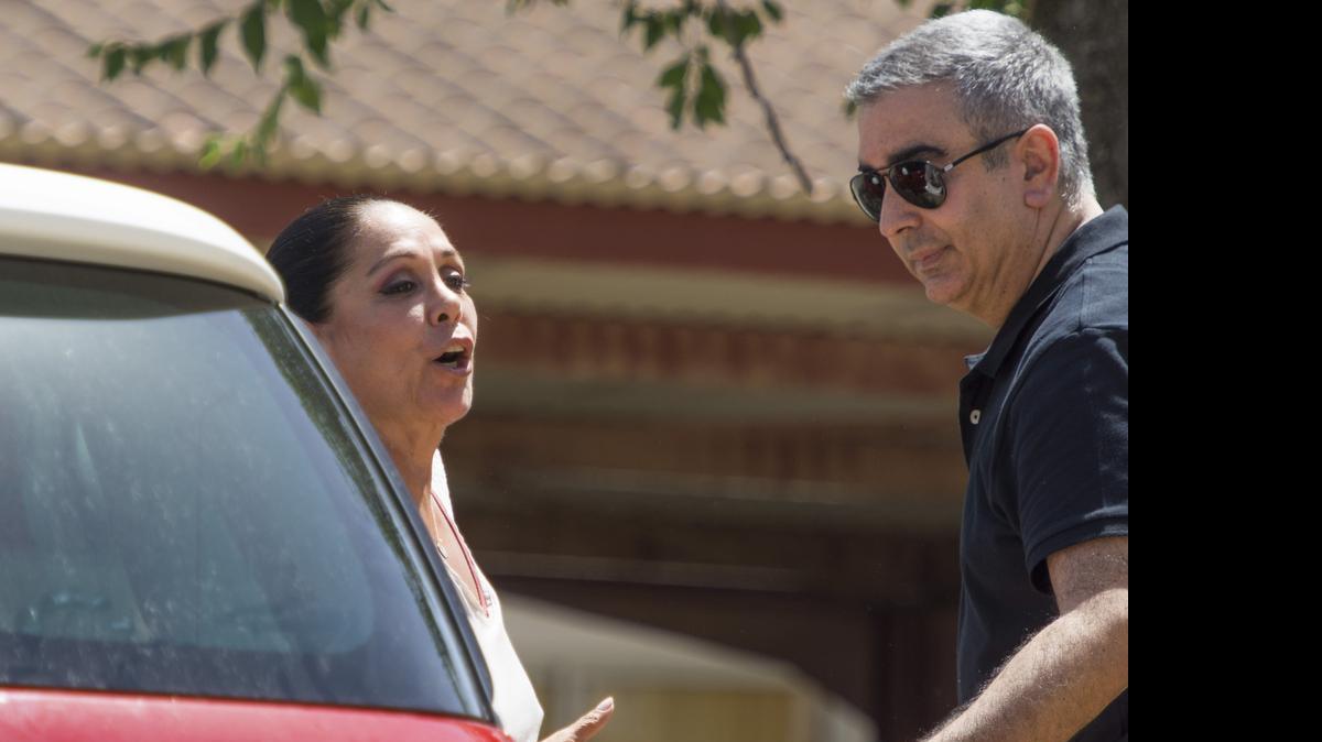 
 La cantante Isabel Pantoja, acompañada de su hermano Agustín, ha regresado al Centro Penitenciario de Mujeres de Alcalá de Guadaira (Sevilla) para seguir cumpliendo la condena de dos años por blanqueo de capitales, después de haber disfrutado de su primer permiso penitenciario de cuatro días.
