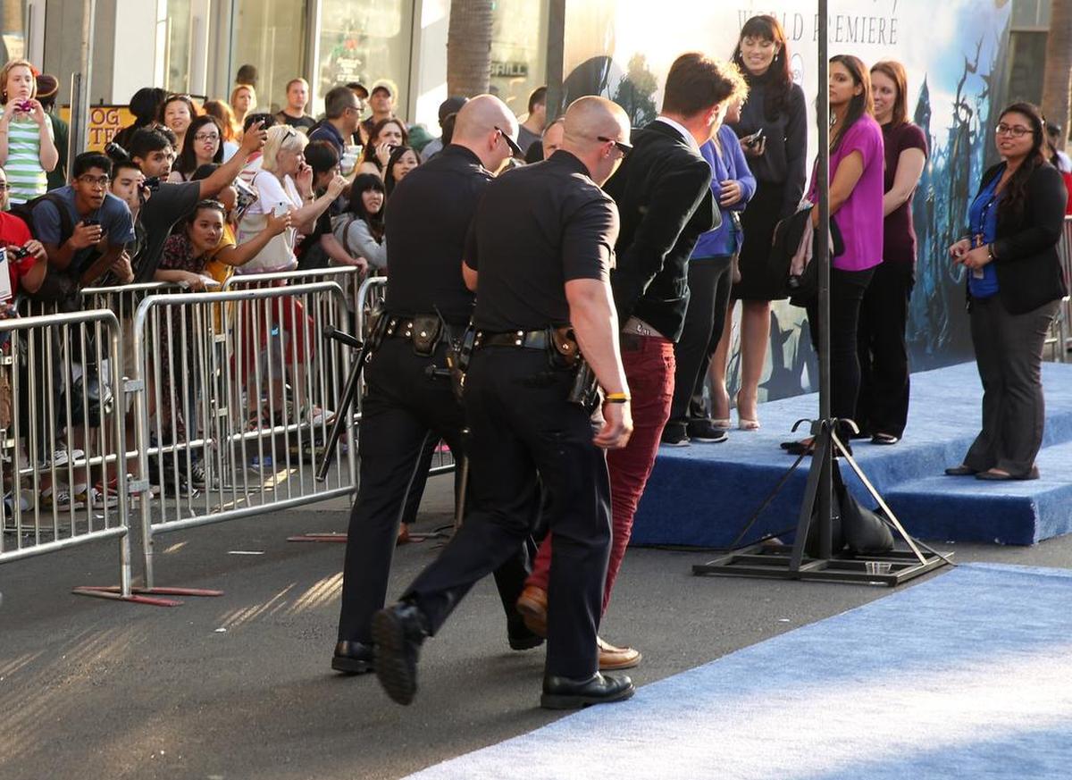 El periodista Vitalii Sediuk es arrestado luego de atacar a Brad Pitt en el estreno de la película “Maleficent” en Los Angeles el 28 de mayo de 2014.