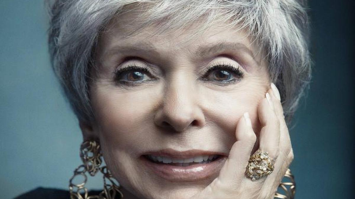 
“A [Emilo Estefan] y a Gloria los considero como familia. Algo curioso es que aunque Emilio es mucho más joven que yo, yo veo en él a una figura paternal”, dice Rita Moreno. 
