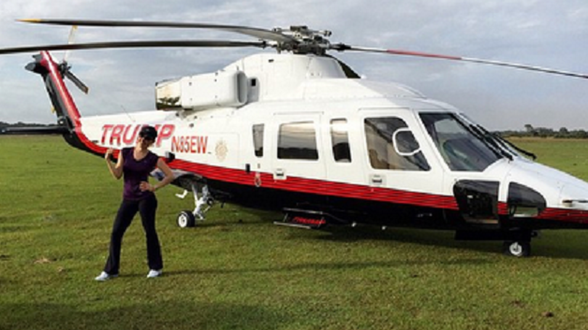 Thalía se toma una fotografía frente a un helicoptero de Donald Trump.