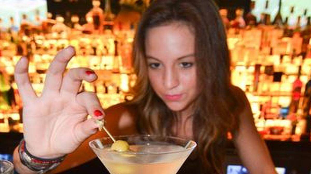 
Gio Smith le da el último toque a este martini seco en Cantina La Veinte.
