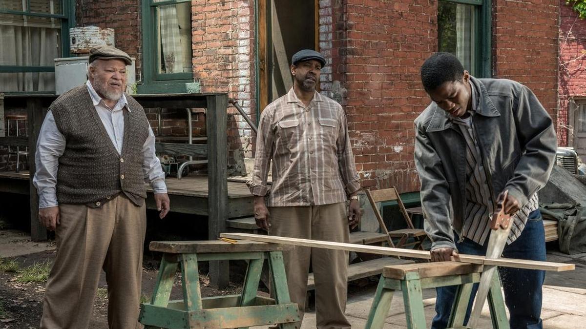 Denzel Washington como Troy Maxson, Stephen McKinley Henderson como Jim Bono y Jovan Adepo como Cory en la película ‘Fences’.