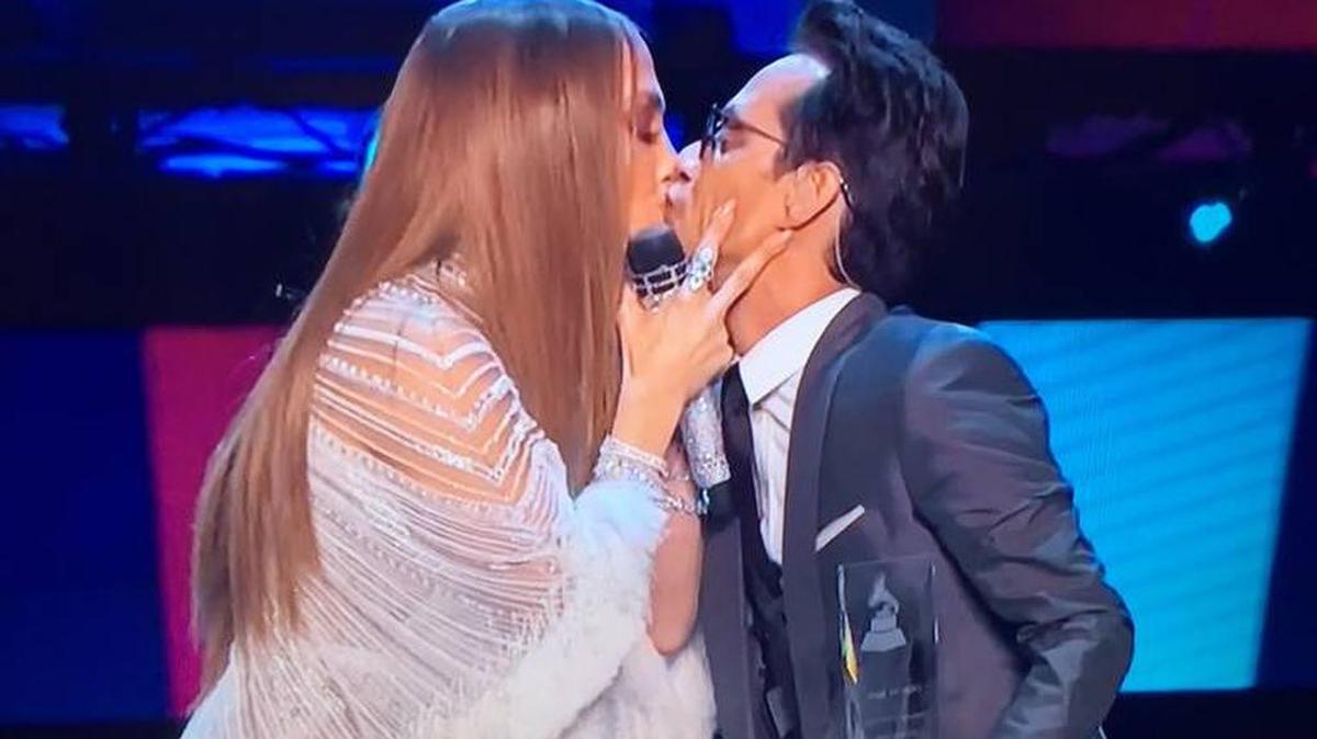 JLo y Marc Anthony  fueron noticia cuando se besaron en la ceremonia de los Grammy Latinos en noviembre del 2016.